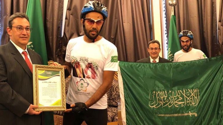 Фен на Саудитска Арабия се добра до Русия с велосипед