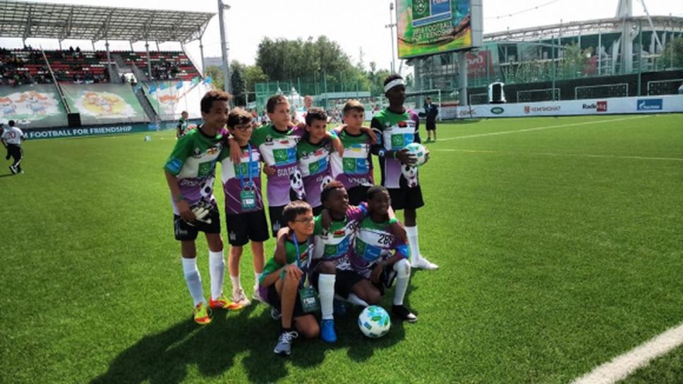 Деца от над 200 държави се обединиха в името на футболното приятелство