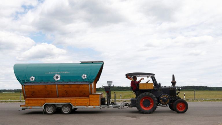 Германски фен пристигна с трактор в Москва