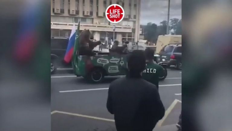 Мечка с вувузела ликува в Москва (видео)