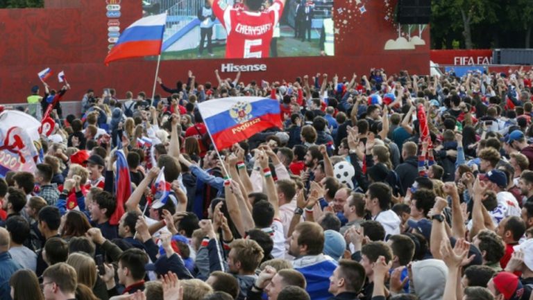 Хиляди запалянковци празнуваха победата на Русия във фен зоната в Москва
