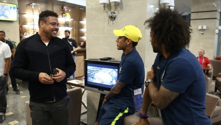 Роналдо пристигна при Бразилия, започнаха да се снимат с него (видео)