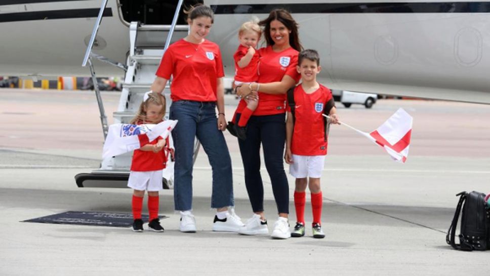 Ребека Варди и децата й пристигнаха в Русия с фланелки и знамена на Англия