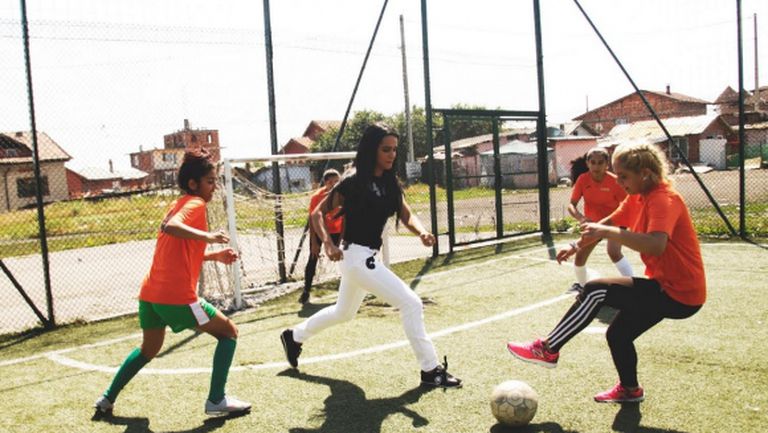 Принцесата на Катар игра футбол с деца във "Факултета"