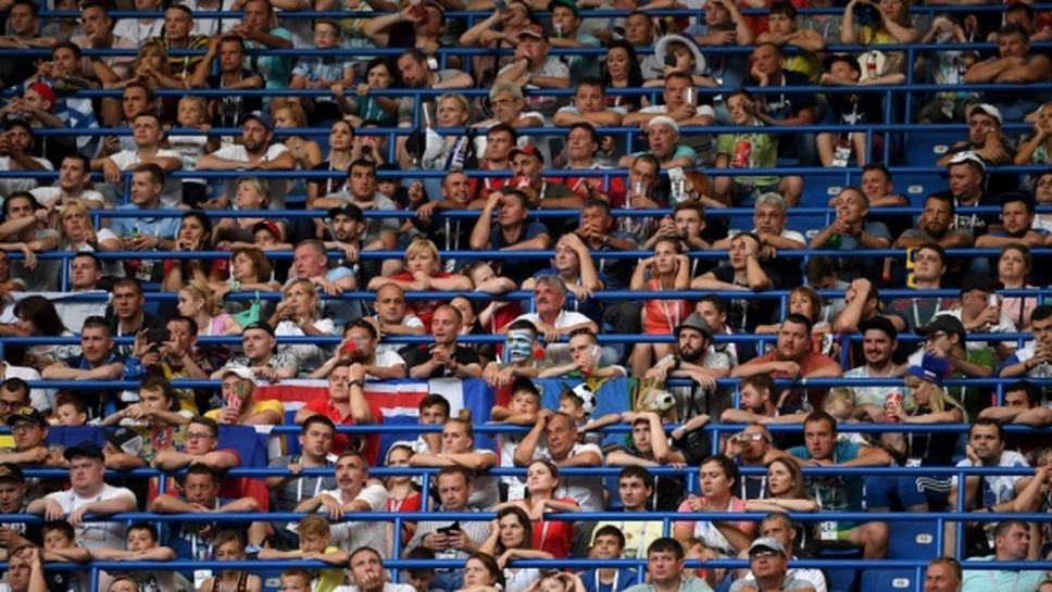 Американски футболен фен гледа на живо десето световно първенство