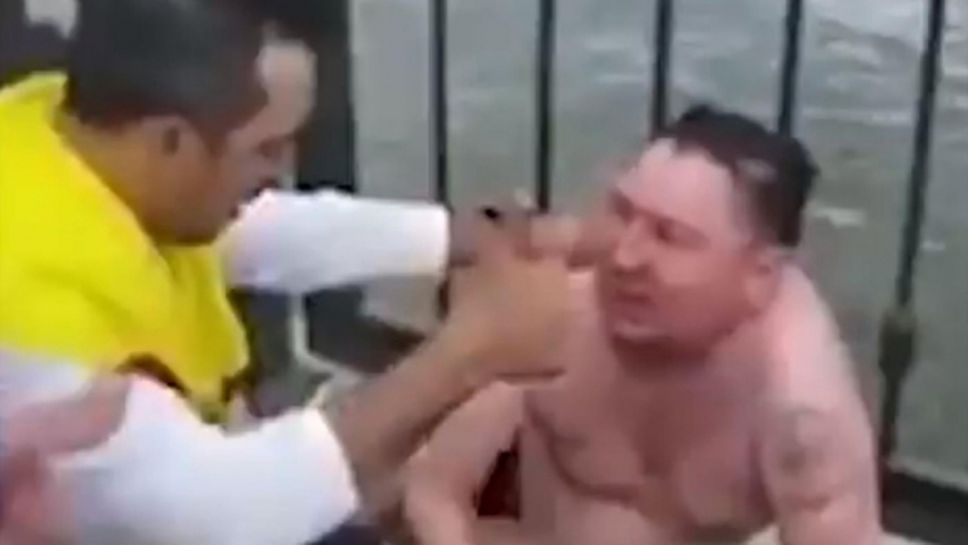 Колумбийски фенове спасиха пиян руснак от удавяне (видео)