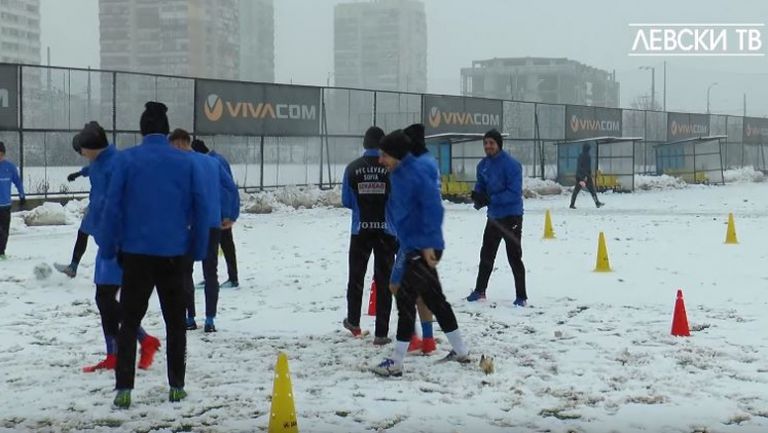 Снежна тренировка за Левски преди гостуването на Дунав (Русе)