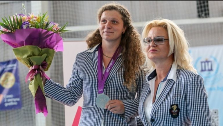 Стефка Костадинова връчи медала на олимпийската вицешампионка Милка Манева (видео + галерия)