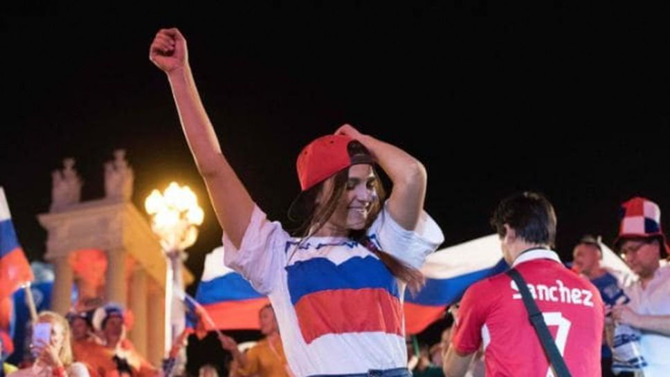 Пияна рускиня иска секс от колумбийски фен, сваля го направо от автобуса (видео)