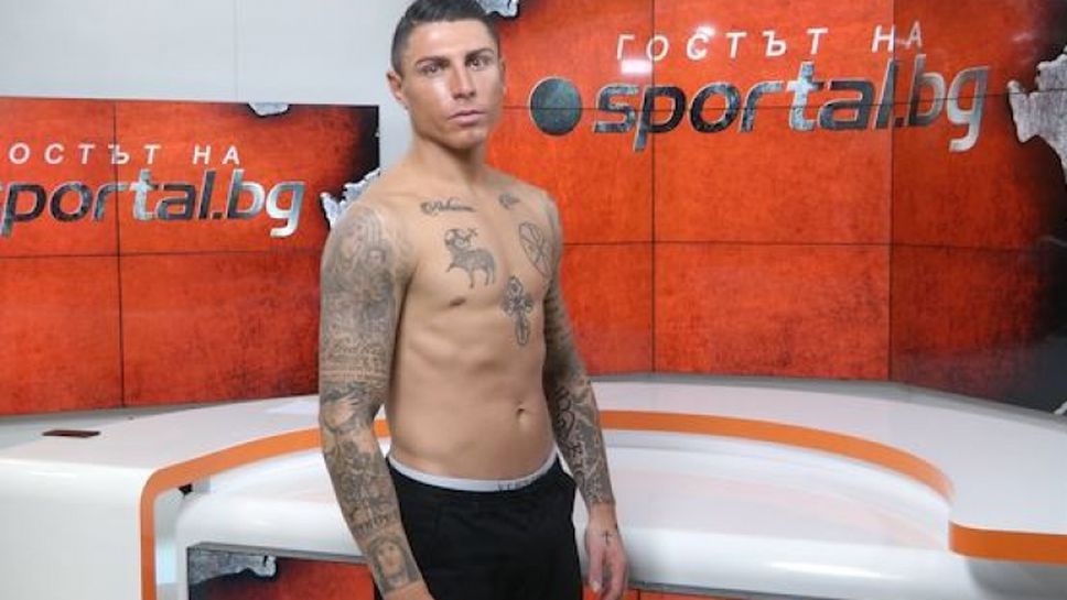 Даниел Златков позира по татуировки