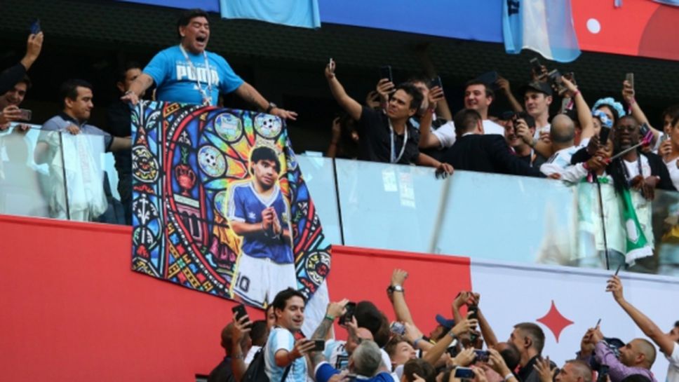 Линекер за Марадона: Превръща се в посмешище