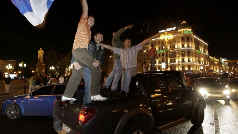 Руски полицаи пребиха твърде щастлив фен