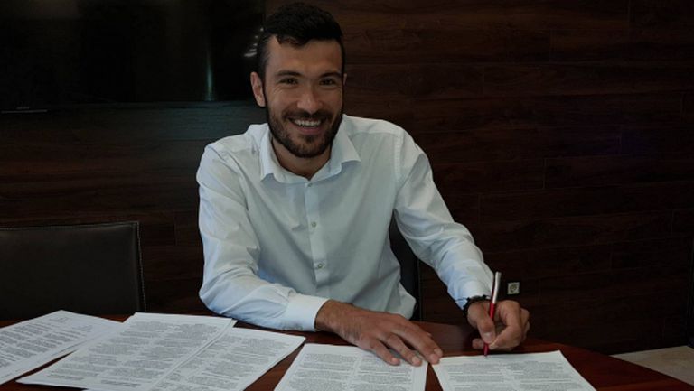 Септември подписа с румънския централен защитник Александру Бенга