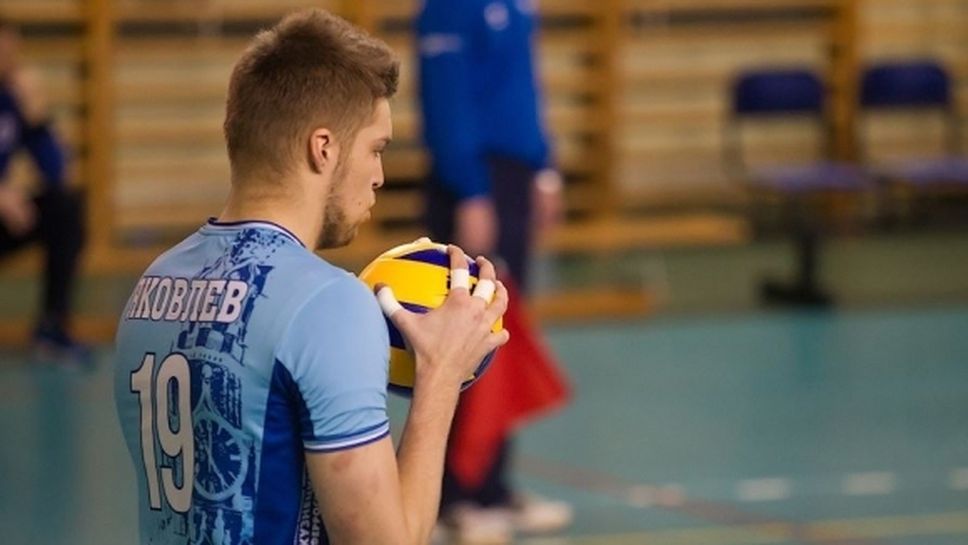 Руският национал Дмитрий Яковлев ще играе в Нефтохимик под наем за един сезон
