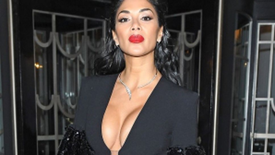 Никол Шерцингер показа страхотна фигура на бал в Лондон