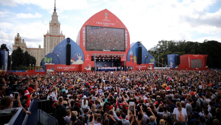 24 000 приветстваха “сборная” в Москва, дариха Акинфеев с букет от домати