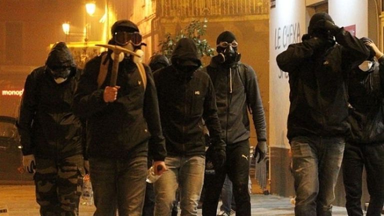Седем души арестувани в Париж заради сблъсъци между фенове и полиция