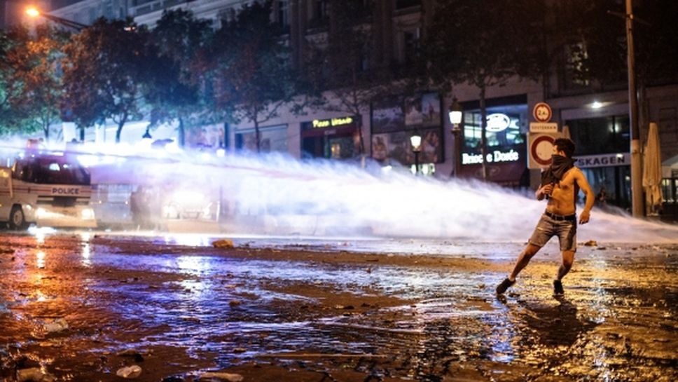 Сблъсъци между фенове и полиция в Париж след световната титла за Франция