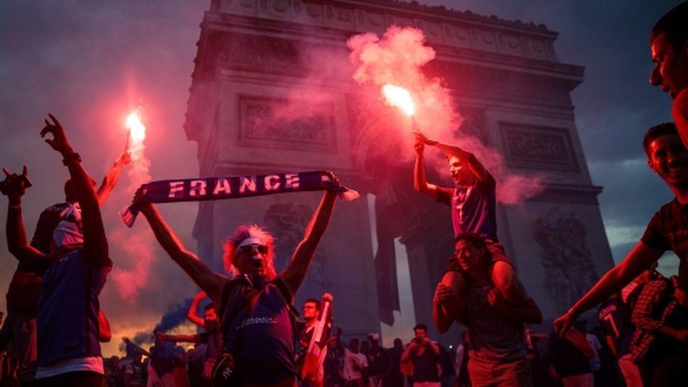 Ликовете на героите за Франция осветиха Триумфалната арка (видео)