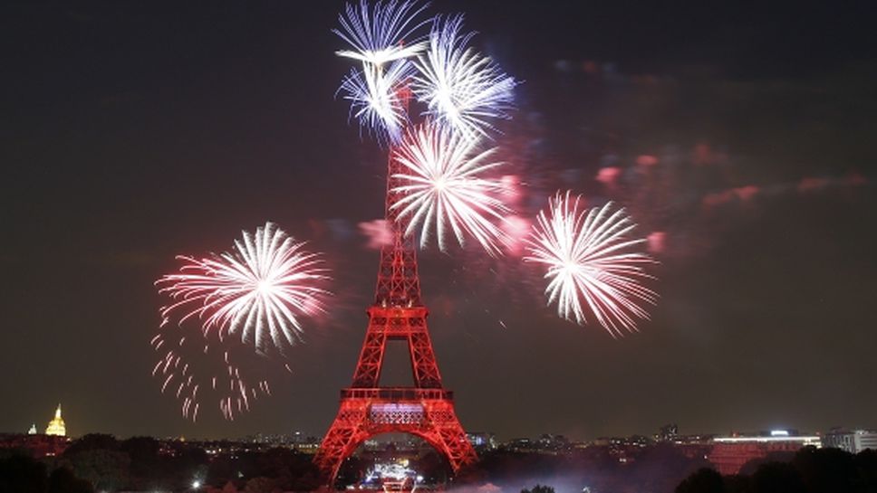 Айфеловата кула беше украсена в цветовете на френското национално знаме
