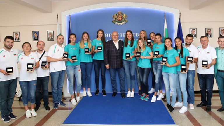 Министър Кралев награди волейболните ни националки (снимки)