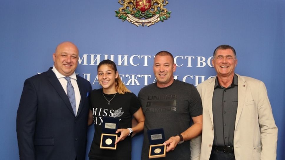Министър Кралев връчи плакет на световната шампионка за девойки Александра Начева