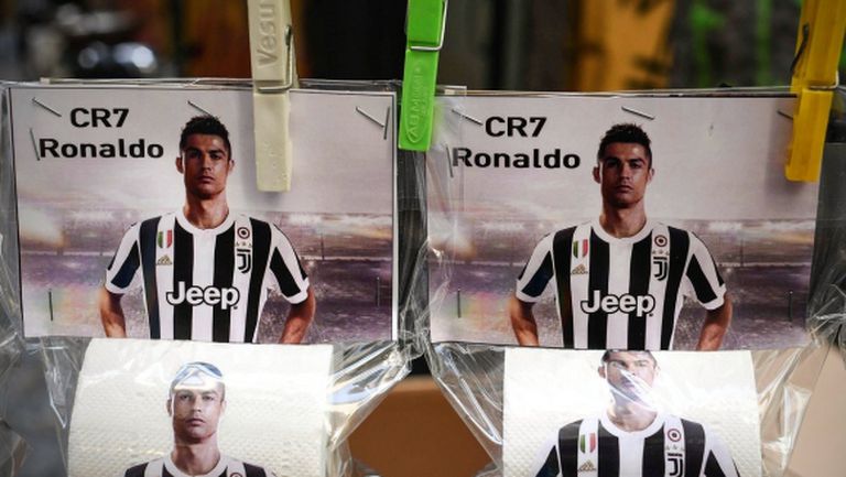 В Неапол пуснаха тоалетна хартия с лика на Роналдо