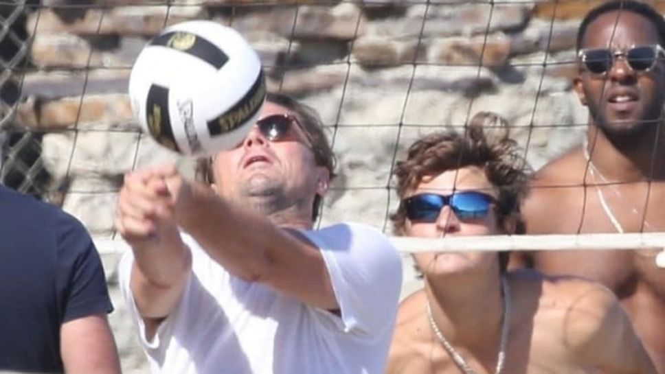 Лео Ди Каприо играе волейбол на плажа (снимки)