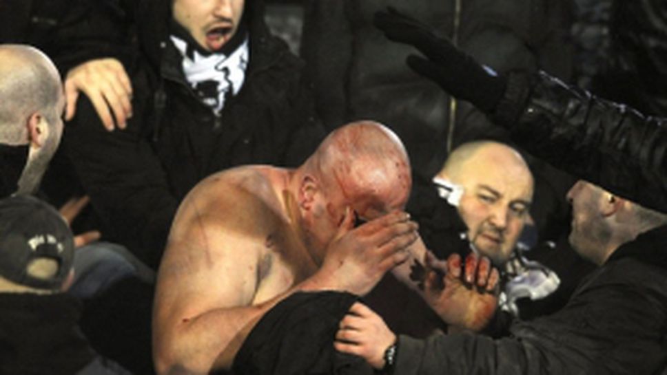 Батални сцени на трибуните по време на Партизан - Цървена звезда