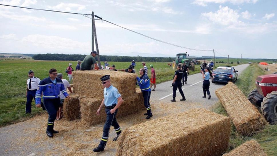 Фермери прекъснаха Тур-а с бали сено, полицай напръска колоездачи (снимки + видео)