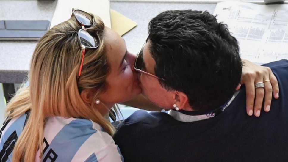 Марадона се сгоди за 28-годишната си приятелка