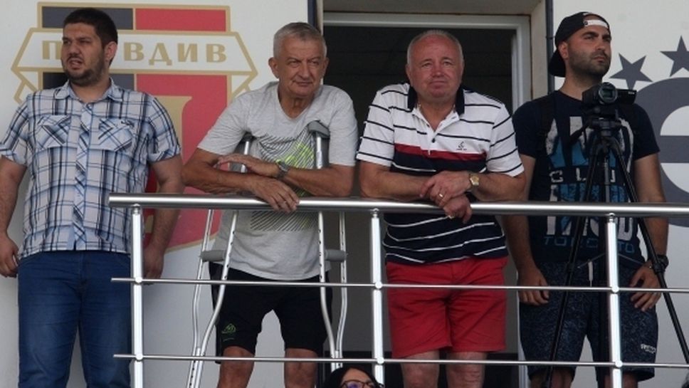 Крушарски спази обещанието си да реже до коляно