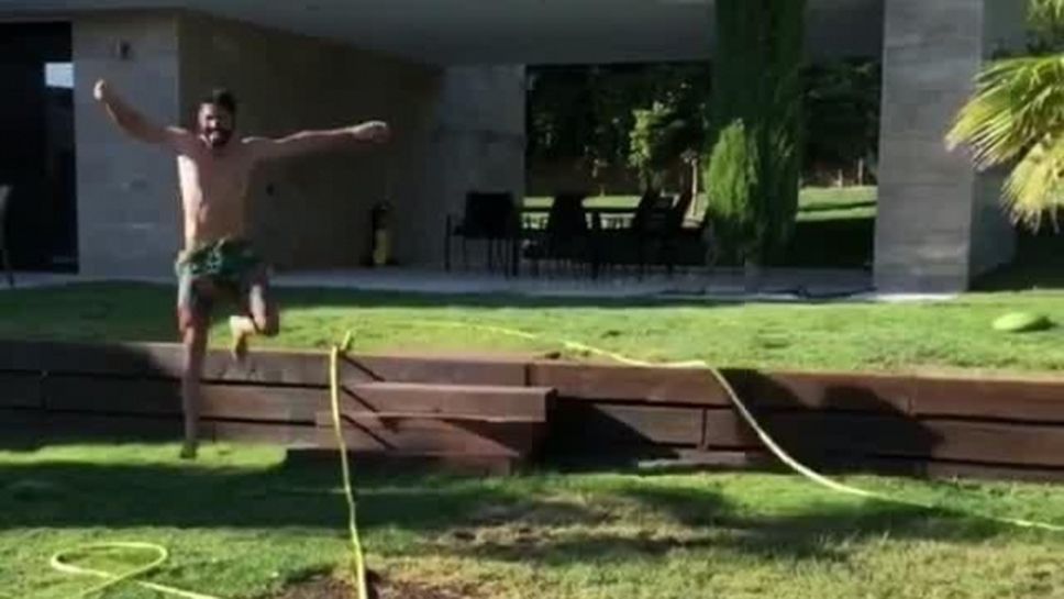 Диего Коща се спасява от кучетата си в басейна (видео)