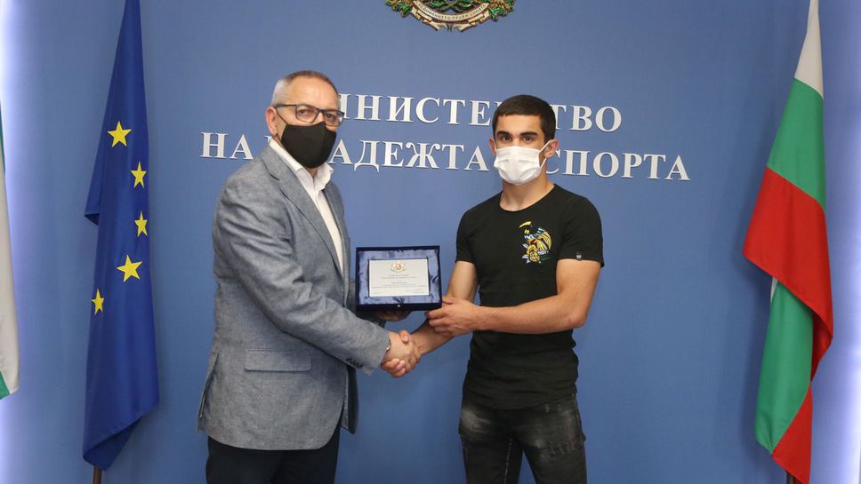 Министър Кузманов награди Рухан Расим за бронза на Европейското