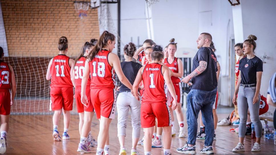 Убедителни победи за фаворитите във финалите за момичета U16