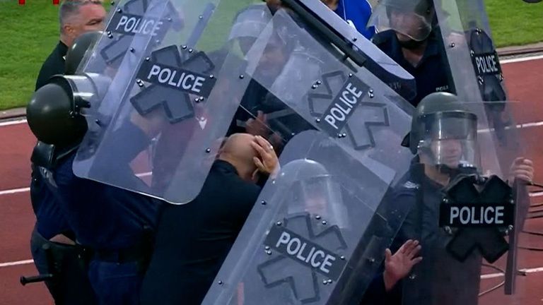 Полиция изведе изгонения Турицов под обстрел от трибуните