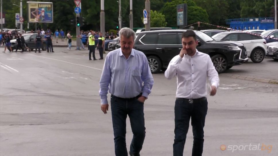 Тодор Батков пристигна със сина си на стадиона и се поздрави със Сираков