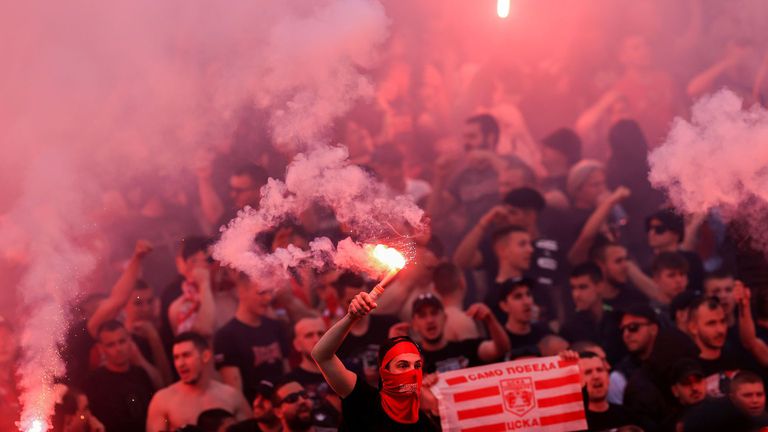 Привържениците на ЦСКА София направиха мощна факлеада през второто