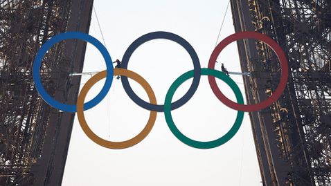 Олимпийските кръгове са вече на Айфеловата кула