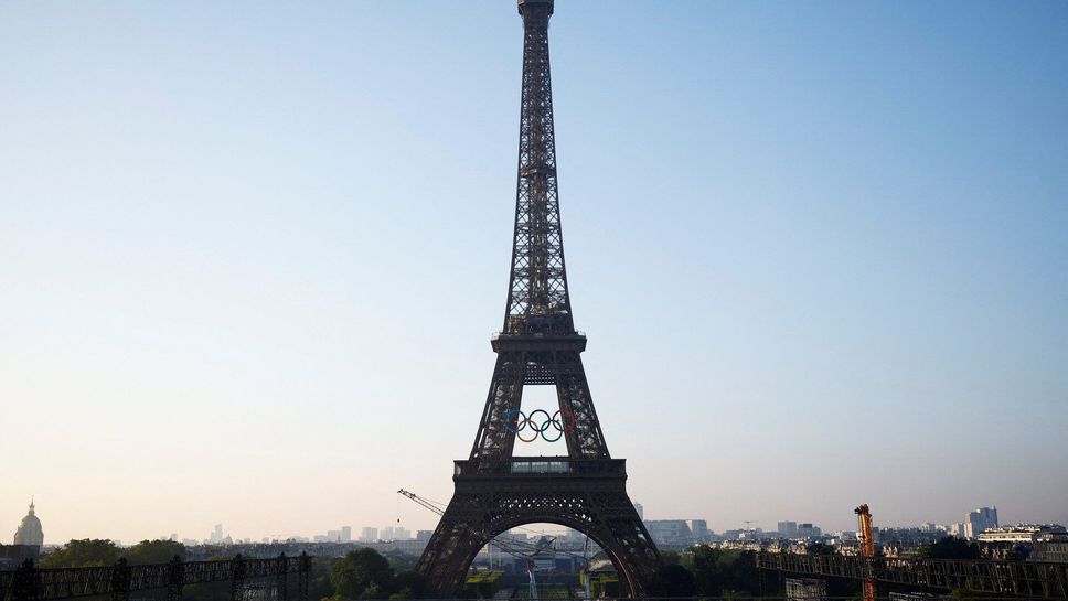 30-тонни олимпийски кръгове бяха окачени на Айфеловата кула в Париж