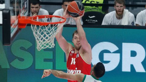  Везенков се контузи, само че Олимпиакос завоюва купата в Гърция след трагична крайна серия с ПАО 