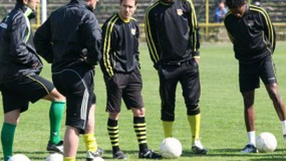 Футболистите на Ботев подновиха занимания с треньорите на юношите