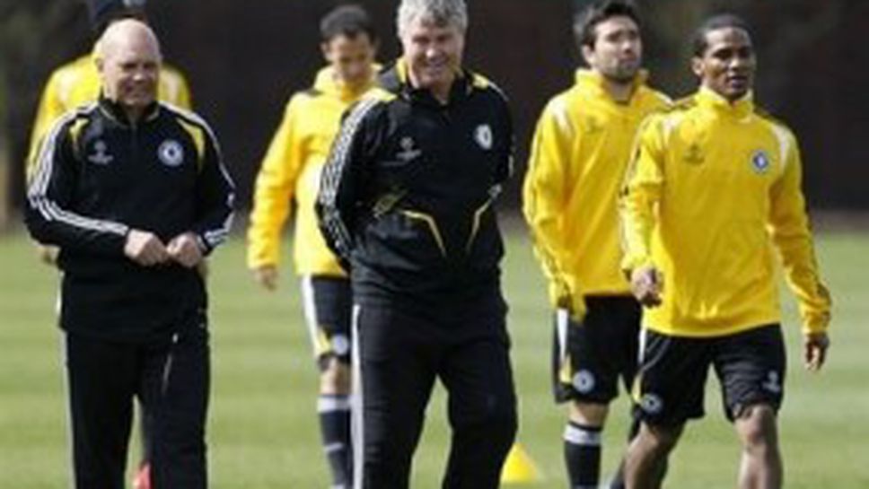 Футболистите на Челси искат Хидинк за постоянно