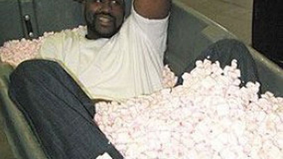 Съотборник прави Шак на глупак, напълни колата му със стиропорни топчета