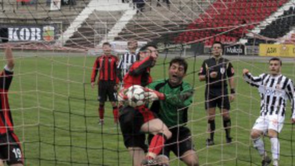 "Смърфовете" спряха софийския експрес, вратар антигерой за Локо (Сф)