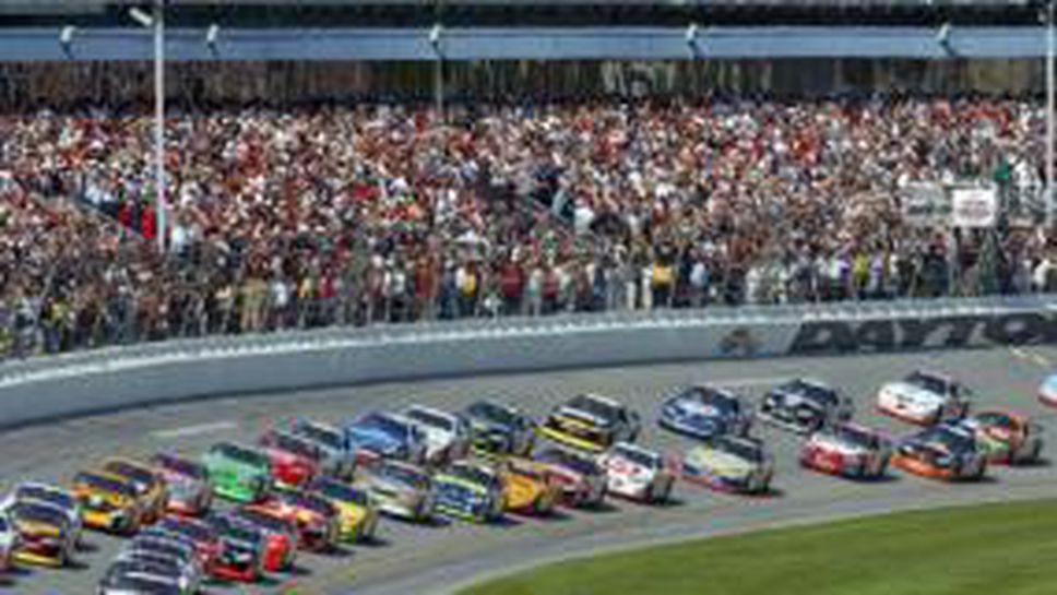 Спиращото дъха шоу NASCAR 3D започна!