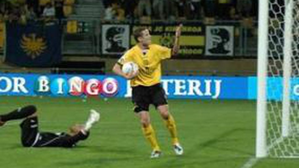 Ники Михайлов спаси Твенте в дебюта си в Холандия