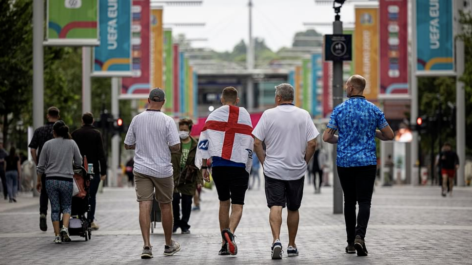 Феновете на Англия преди мача с Дания