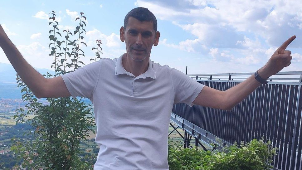 Човекът-клуб в ЦСКА Сашо Попов се разходи до панорамната площадка "Софарджик"