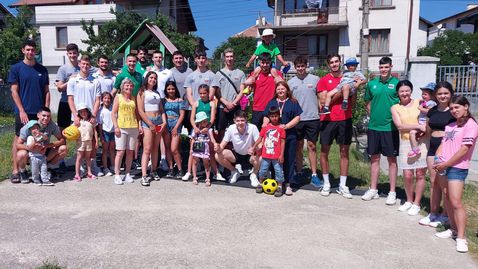  Повече от игра! Младежките национали подариха незабравими страсти на деца в Самоков 